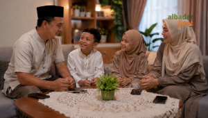 Ilustrasi keluarga duduk bersama di ruang tamu sambil menyimpan ponsel untuk menjaga keharmonisan keluarga di era digital.