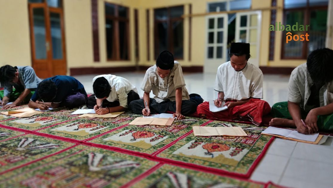 Santri pesantren sedang mengkaji Kitab Safinatun Najah tentang hukum batal wudhu dan larangan menyentuh mushaf Al-Qur’an.