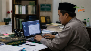 Ilustrasi seseorang menyiapkan naskah khutbah Idul Adha menggunakan laptop dan teknologi AI.