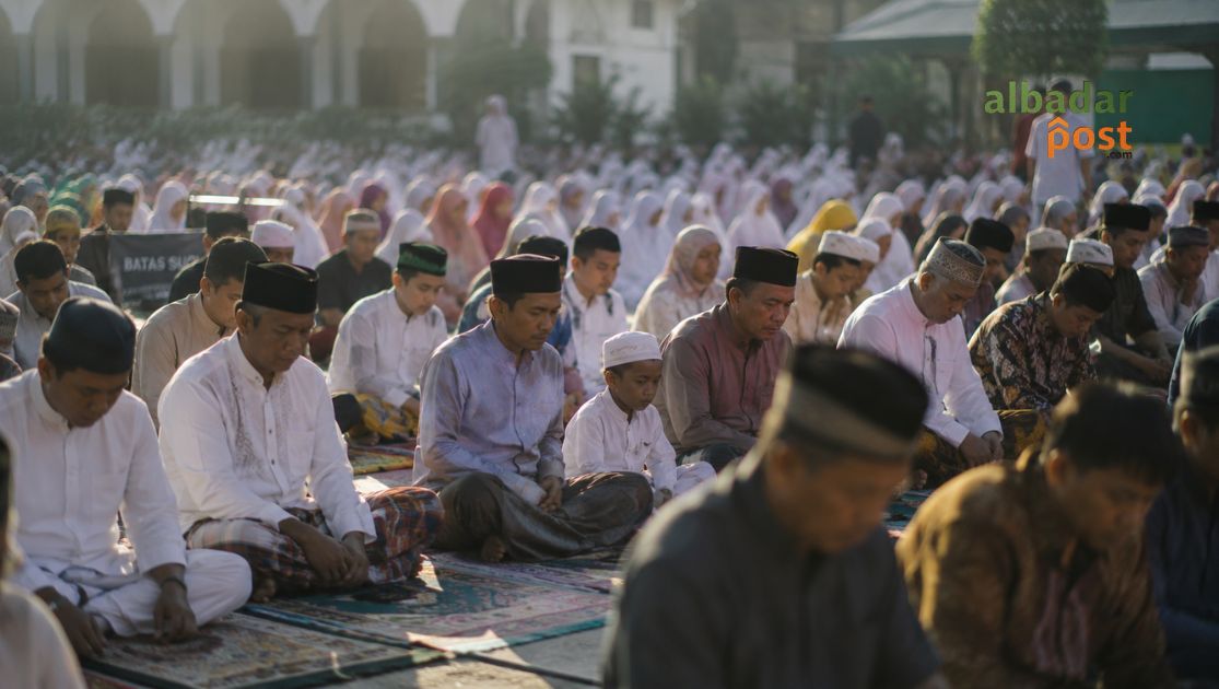 Ilustrasi jamaah mendengarkan khutbah Idul Adha di lapangan masjid dengan suasana pagi penuh takbir.