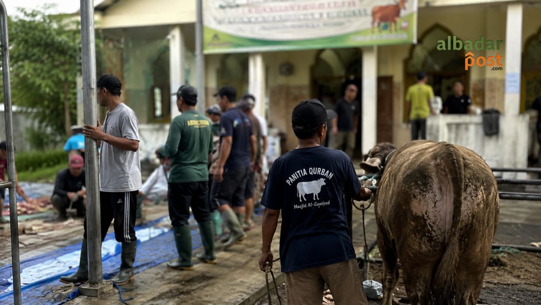 Ilustrasi suasana Idul Adha di masjid kampung dengan jamaah dan panitia kurban menjelang penyembelihan hewan.