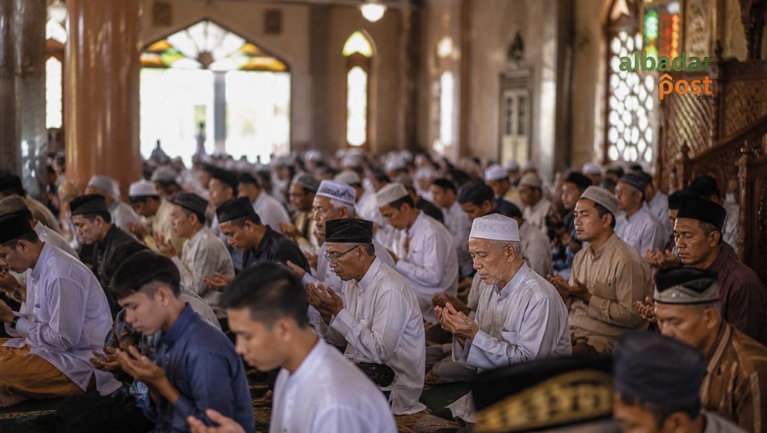 Suasana jamaah Muslim berdoa setelah salat Idul Adha di halaman masjid dengan nuansa pagi yang khusyuk