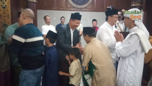 Ribuan jamaah padati Masjid Agung Baiturrahman Tasikmalaya saat Iduladha 1447 H, penuh haru dan kebersamaan.