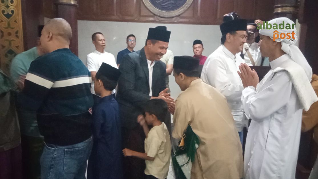 Ribuan jamaah padati Masjid Agung Baiturrahman Tasikmalaya saat Iduladha 1447 H, penuh haru dan kebersamaan.