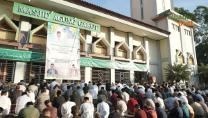 Bupati Garut Abdusy Syakur Amin melaksanakan Salat Iduladha 1447 Hijriah bersama ribuan warga di Alun-Alun Garut, Rabu (27/5/2026).