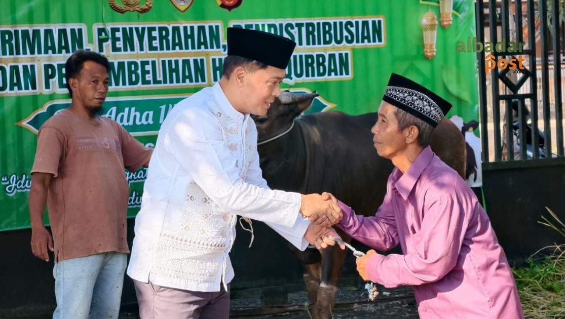 Kapolres Tasikmalaya AKBP Wahyu Pristha Utama menyerahkan hewan kurban Iduladha 2026 kepada masyarakat dan pondok pesantren.