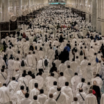 Jamaah haji melakukan sa'i, antara Shafa Marwah.