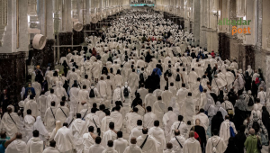 Jamaah haji melakukan sa'i, antara Shafa Marwah.