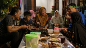 Ilustrasi suasana bahagia makan sate bersama keluarga dan tetangga di Hari Tasyrik.