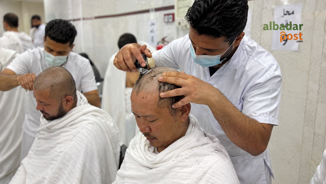 Jamaah haji melakukan tahallul dengan mencukur rambut setelah menyelesaikan rangkaian ibadah sebagai tanda keluar dari ihram.