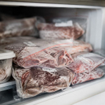 Daging kurban disimpan dalam kemasan kedap udara di freezer agar tetap segar, tidak berbau, dan tahan lama