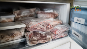 Daging kurban disimpan dalam kemasan kedap udara di freezer agar tetap segar, tidak berbau, dan tahan lama