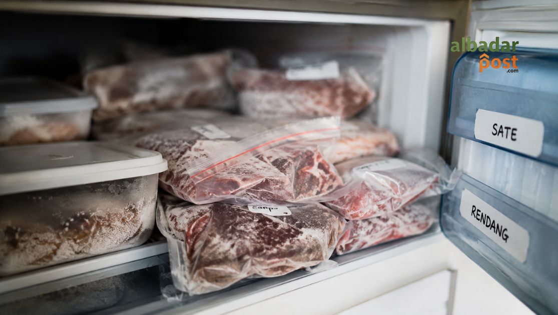 Daging kurban disimpan dalam kemasan kedap udara di freezer agar tetap segar, tidak berbau, dan tahan lama