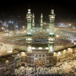 Masjidil Haram di Makkah dipenuhi jamaah haji dan umrah yang mengelilingi Ka'bah saat melakukan tawaf.