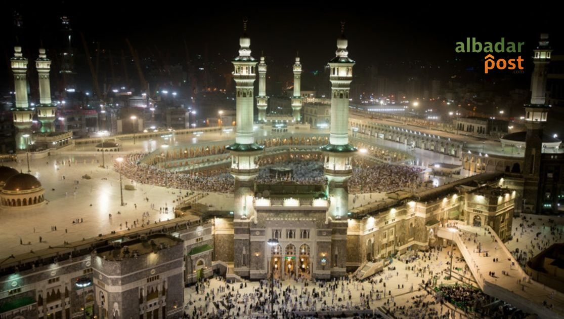 Masjidil Haram di Makkah dipenuhi jamaah haji dan umrah yang mengelilingi Ka'bah saat melakukan tawaf.