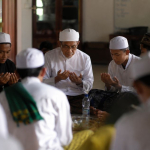 suasana ulama dan santri berdoa bersama
