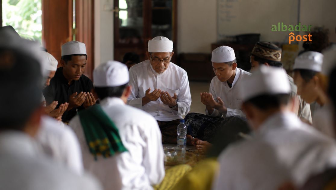suasana ulama dan santri berdoa bersama