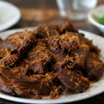Gepuk daging sapi sisa kurban berwarna cokelat keemasan dengan bumbu meresap dan tekstur empuk khas masakan Sunda.