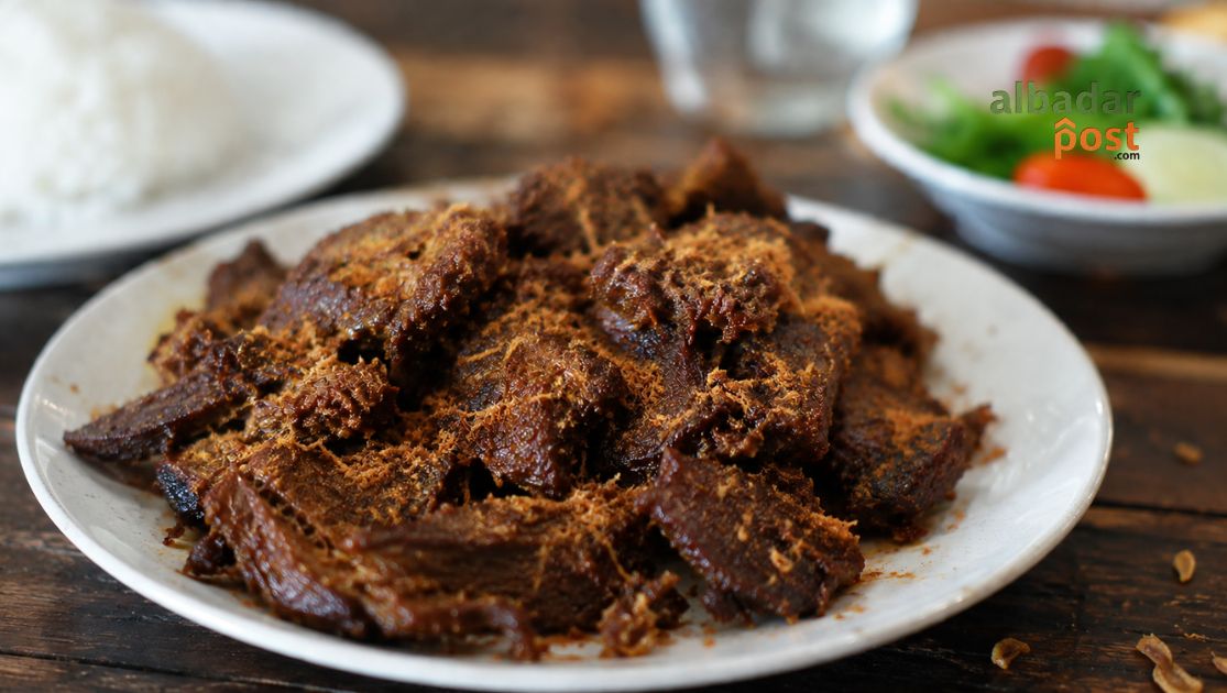 Gepuk daging sapi sisa kurban berwarna cokelat keemasan dengan bumbu meresap dan tekstur empuk khas masakan Sunda.