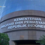 Petugas Imigrasi Indonesia melakukan deportasi terhadap 16 WNA pelaku scam online dalam operasi pengawasan kejahatan digital.