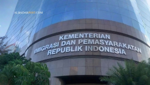 Petugas Imigrasi Indonesia melakukan deportasi terhadap 16 WNA pelaku scam online dalam operasi pengawasan kejahatan digital.