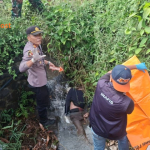 Petugas polisi melakukan olah TKP penemuan mayat pria di dalam selokan wilayah Cibatu, Garut, Jawa Barat.