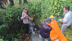 Petugas polisi melakukan olah TKP penemuan mayat pria di dalam selokan wilayah Cibatu, Garut, Jawa Barat.