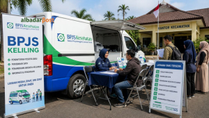 Mobil layanan BPJS Keliling Tasikmalaya melayani masyarakat untuk pendaftaran dan perubahan data JKN di kantor kecamatan