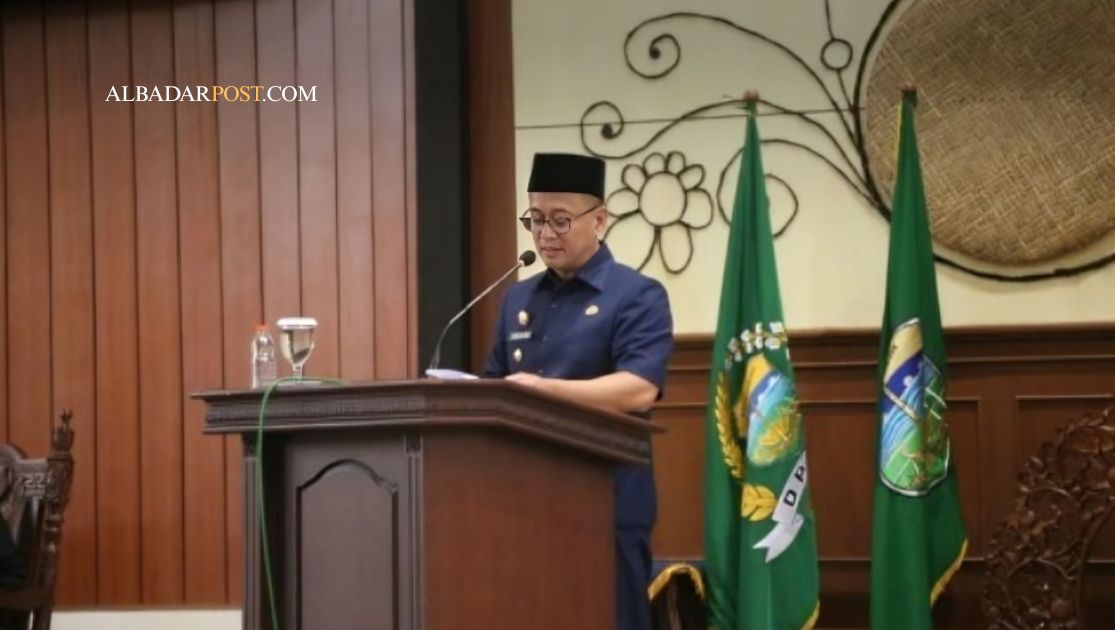 Bupati Tasikmalaya menghadiri rapat paripurna DPRD terkait persetujuan hibah kendaraan dan aset tanah untuk pelayanan publik.