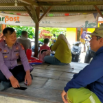 Bhabinkamtibmas Desa Cigunung berdialog dengan warga Kampung Nangorak Parungponteng Tasikmalaya