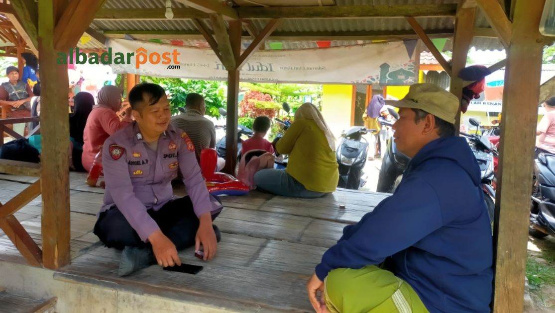 Bhabinkamtibmas Desa Cigunung berdialog dengan warga Kampung Nangorak Parungponteng Tasikmalaya