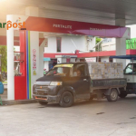 Pengendara mengisi BBM nonsubsidi di SPBU Pertamina setelah harga Pertamax Turbo naik menjadi Rp19.900 per liter.