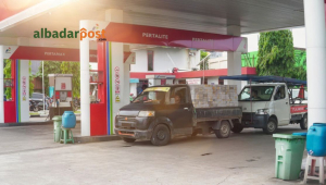 Pengendara mengisi BBM nonsubsidi di SPBU Pertamina setelah harga Pertamax Turbo naik menjadi Rp19.900 per liter.