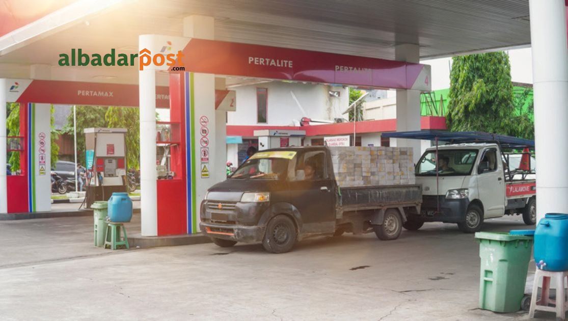 Pengendara mengisi BBM nonsubsidi di SPBU Pertamina setelah harga Pertamax Turbo naik menjadi Rp19.900 per liter.