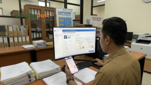 Operator sekolah mengelola sistem ijazah 2026 terbaru dari Kemendikdasmen dengan fitur digital dan validasi data siswa.
