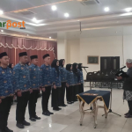 Bupati Tasikmalaya memberikan arahan kepada PNS baru tentang nilai BerAKHLAK ASN dalam pelantikan resmi.