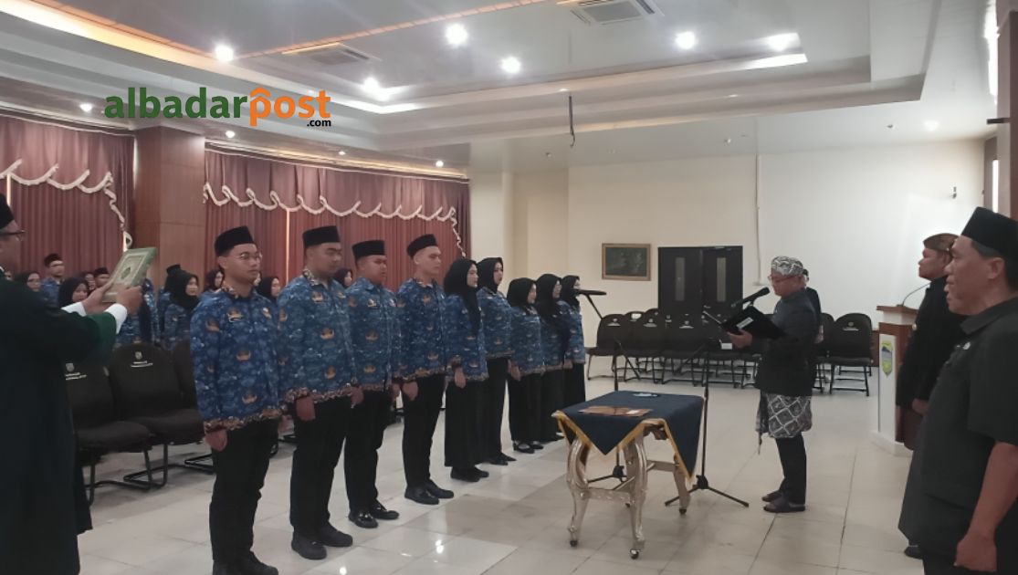 Bupati Tasikmalaya memberikan arahan kepada PNS baru tentang nilai BerAKHLAK ASN dalam pelantikan resmi.
