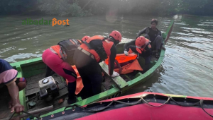 Tim SAR mengevakuasi korban pemancing tenggelam di Sungai Blok Bong Indramayu setelah pencarian dua hari.