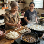 Proses tradisional cara membuat empek-empek Palembang dengan adonan ikan segar dan kuah cuko khas di dapur sederhana