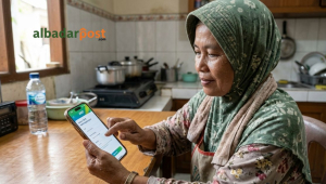 Pekerja rumah tangga menggunakan smartphone untuk mendaftar BPJS Ketenagakerjaan melalui aplikasi JMO secara online dengan mudah