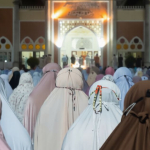 Jamaah muslim khusyuk membaca doa iftitah saat salat sebagai bentuk pengagungan dan pendekatan diri kepada Allah SWT.