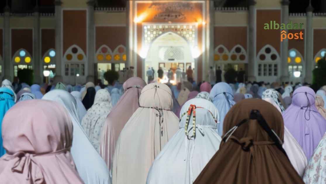 Jamaah muslim khusyuk membaca doa iftitah saat salat sebagai bentuk pengagungan dan pendekatan diri kepada Allah SWT.