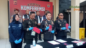 Polres Tasikmalaya menunjukkan barang bukti sepeda motor Honda Vario merah hasil curanmor yang berhasil ditemukan kembali.