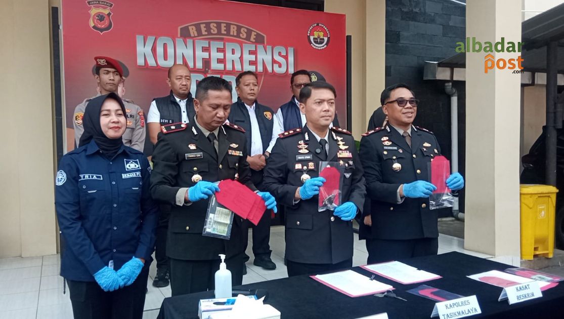 Polres Tasikmalaya menunjukkan barang bukti sepeda motor Honda Vario merah hasil curanmor yang berhasil ditemukan kembali.