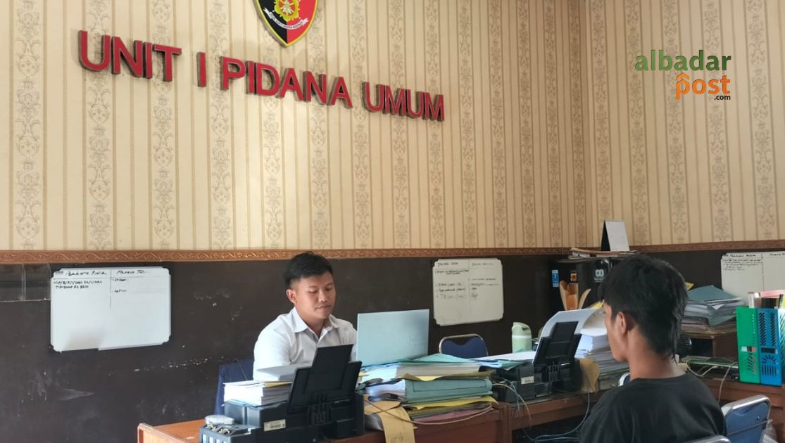 Petugas Satreskrim Polres Banjar mengamankan terduga pelaku curanmor dalam Operasi Jaran Lodaya 2026 beserta barang bukti sepeda motor.