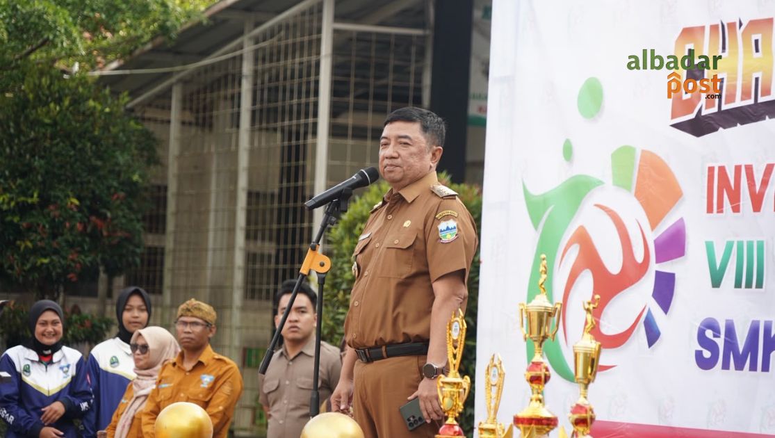 Bupati Garut Abdusy Syakur Amin membuka Invitasi Bola Voli ke-8 SMKN 10 Garut yang diikuti puluhan tim SMP.