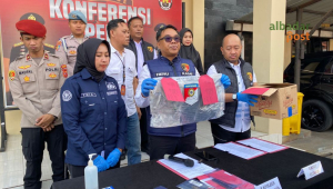 Rekaman CCTV pelaku pencurian yang membobol Toko Naura di Tasikmalaya hingga akhirnya diamankan Satreskrim Polres Tasikmalaya.