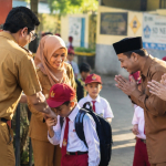 Mengantar Anak Sekolah