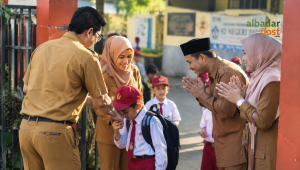 Mengantar Anak Sekolah