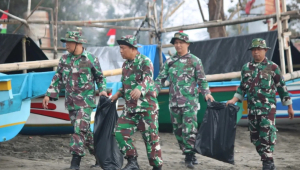 Bersih Pantai Batukaras
